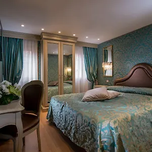 hotel-ca-marinella.hotelslidodijesolo.com/