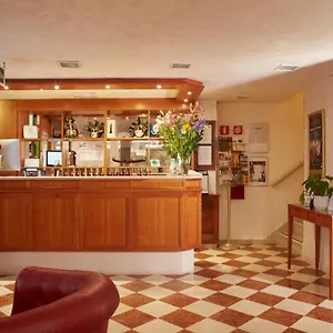 albergo-commercio-e-pellegrino.hotelslidodijesolo.com/