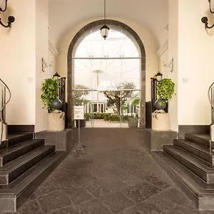 https://palazzo-caracciolo-napoli.hotels-amalfi.com